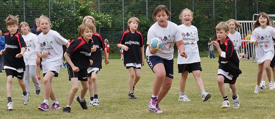 Kinder beim Handball spielen